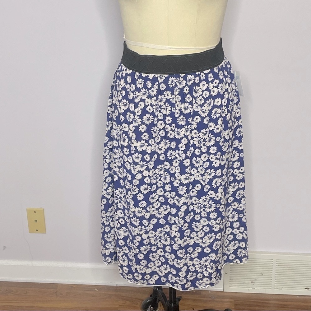 LuLaRoe Jill Skirt- Blue Daisy Design- Size Large- NWT
